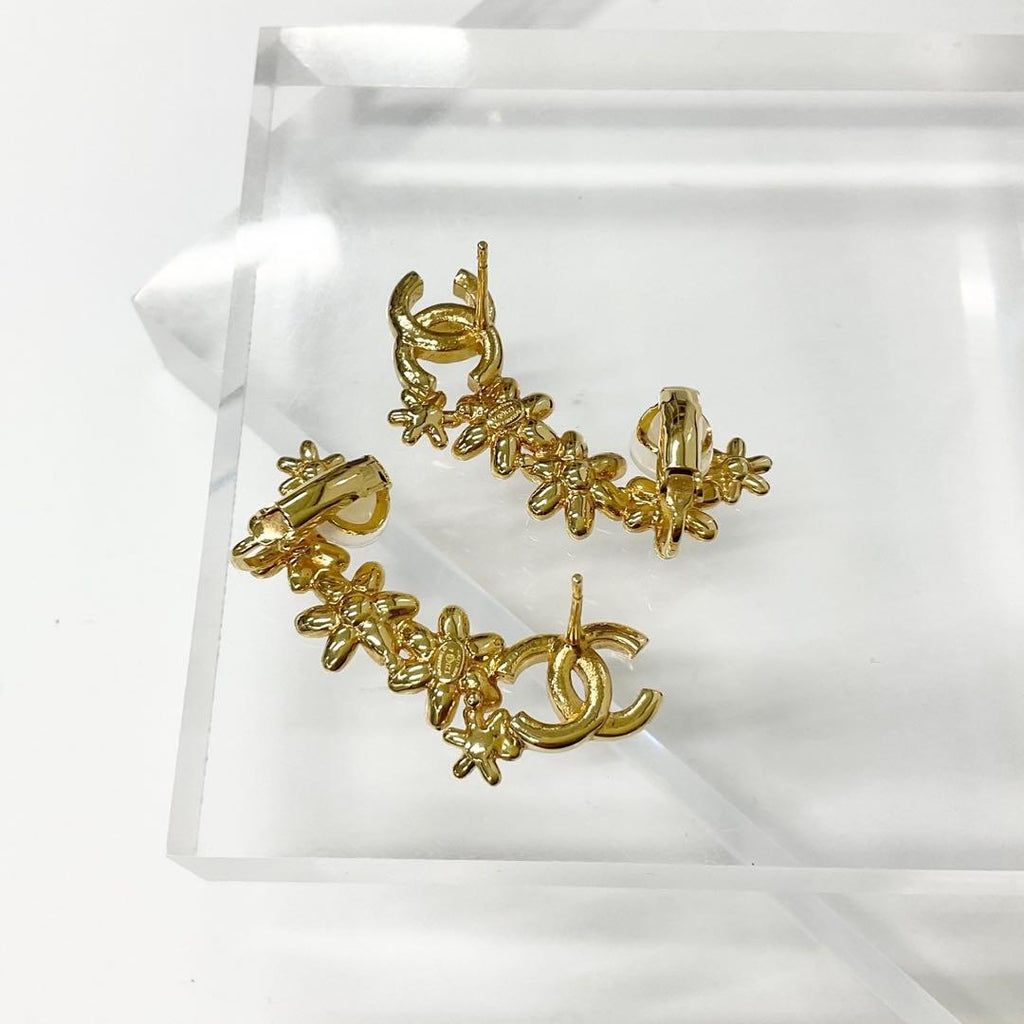 Chanel CC Logo Rhinestone Flower Motif Earrings Gold — view 3