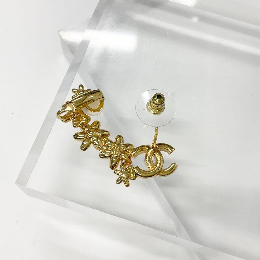 Chanel CC Logo Rhinestone Flower Motif Earrings Gold — view 4