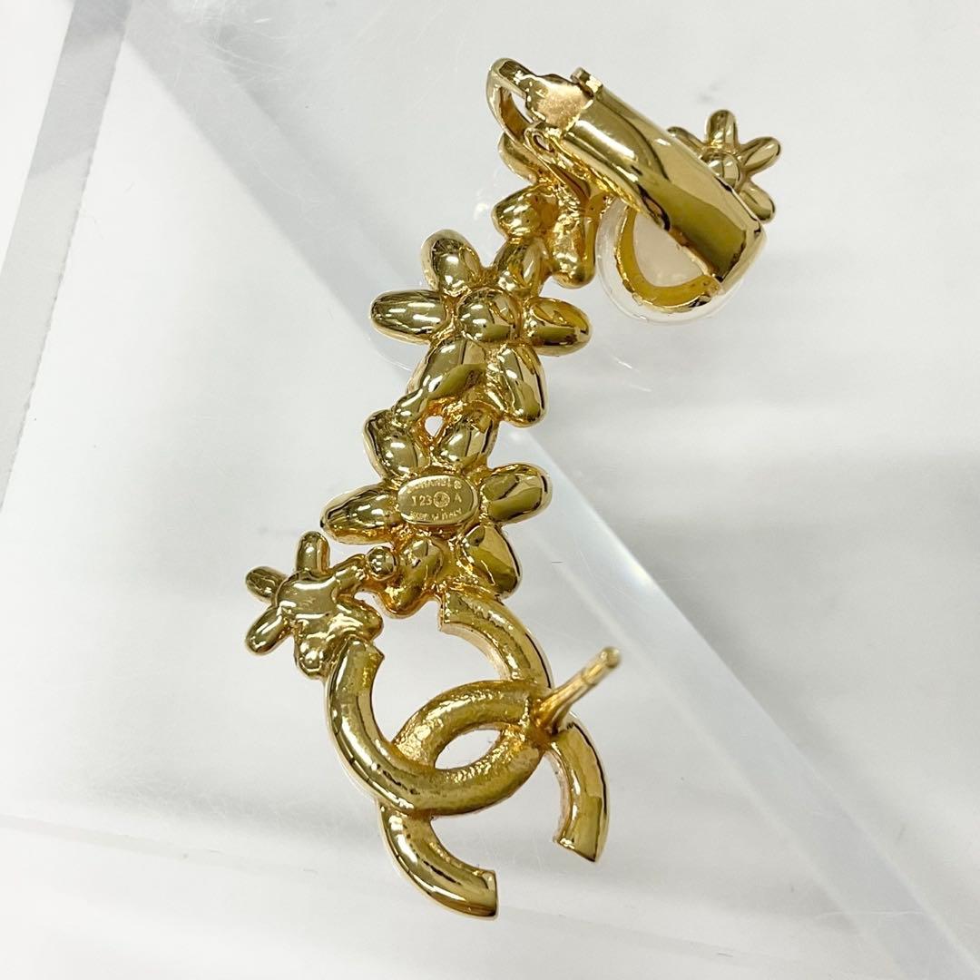 Chanel CC Logo Rhinestone Flower Motif Earrings Gold — view 5