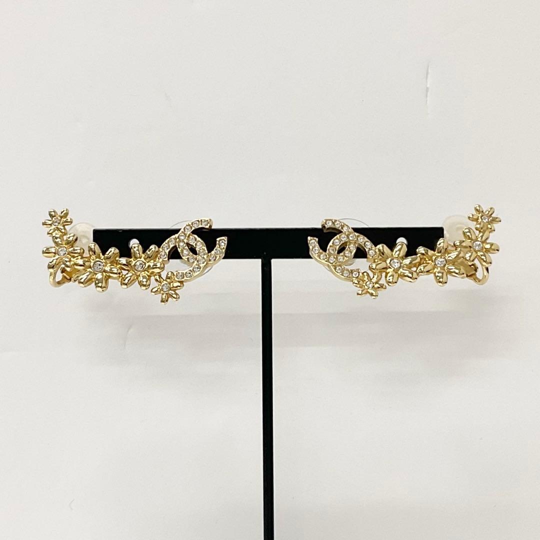 Chanel CC Logo Rhinestone Flower Motif Earrings Gold — view 6