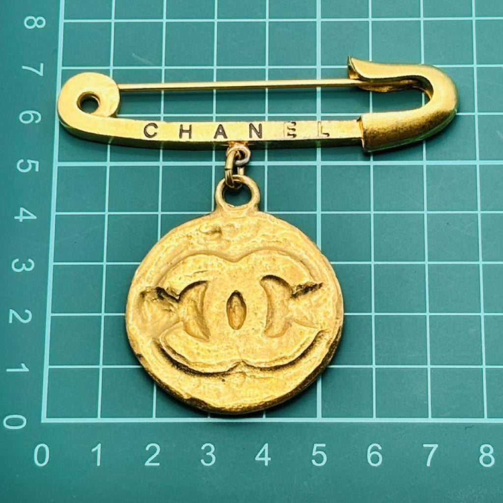 Chanel Brooch CC Logo Gold Safety — view 3