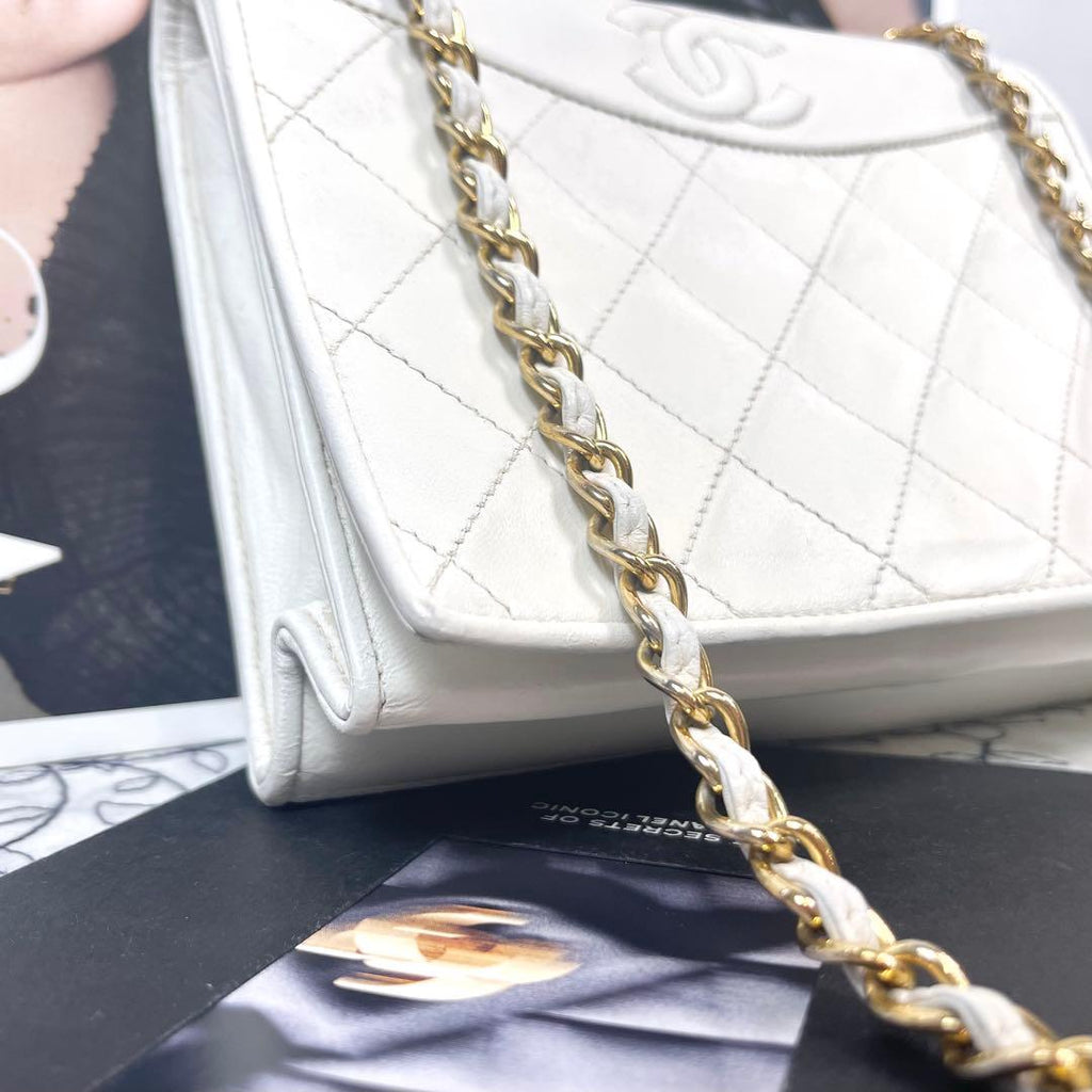 Chanel Vintage Quilted CC Logo Bag White — view 4