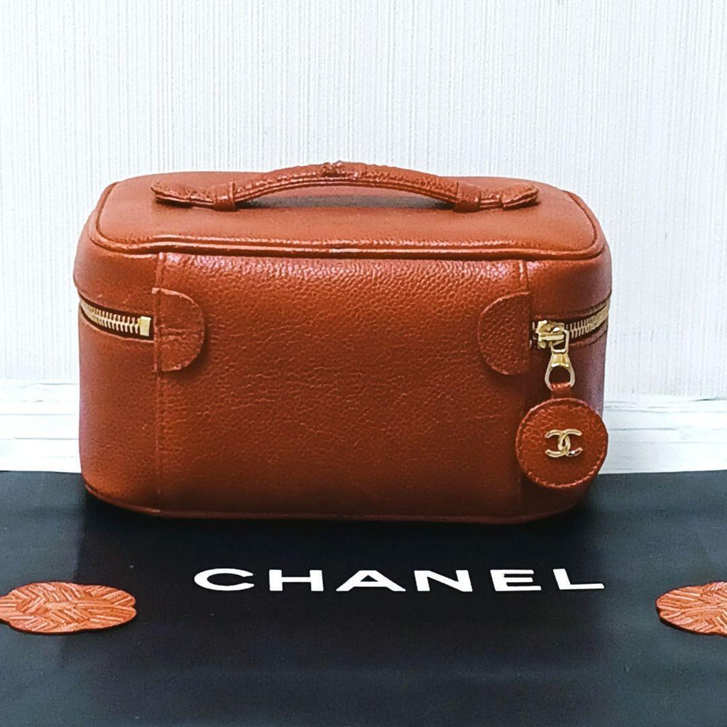 Chanel Vanity Pouch Caviar Leather Red CC Logo Gold — view 2