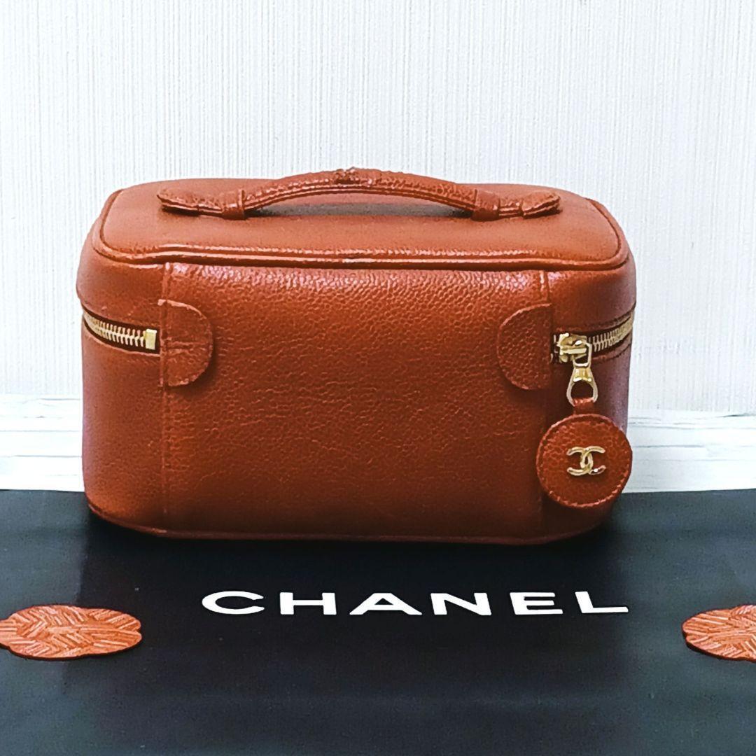 Chanel Vanity Pouch Caviar Leather Red CC Logo Gold — view 2