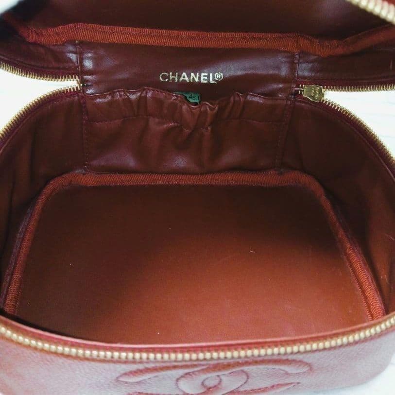 Chanel Vanity Pouch Caviar Leather Red CC Logo Gold — view 5