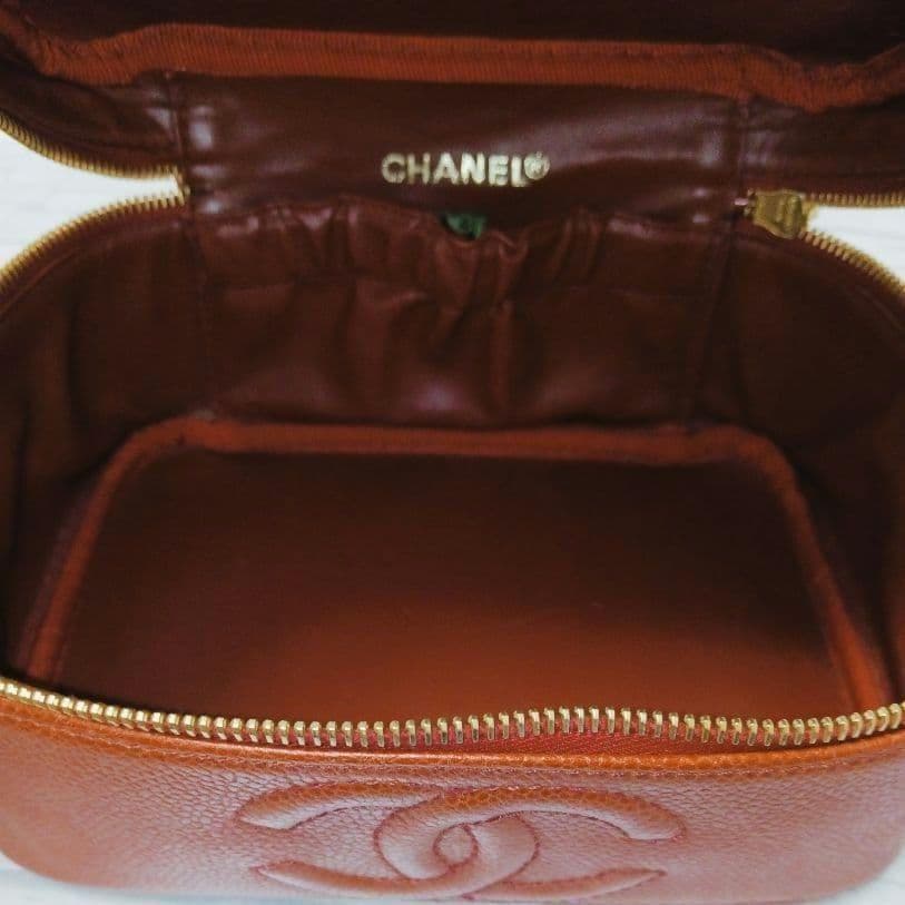 Chanel Vanity Pouch Caviar Leather Red CC Logo Gold — view 6