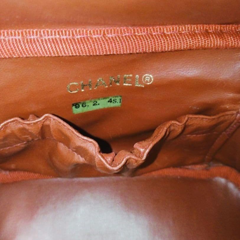 Chanel Vanity Pouch Caviar Leather Red CC Logo Gold — view 8