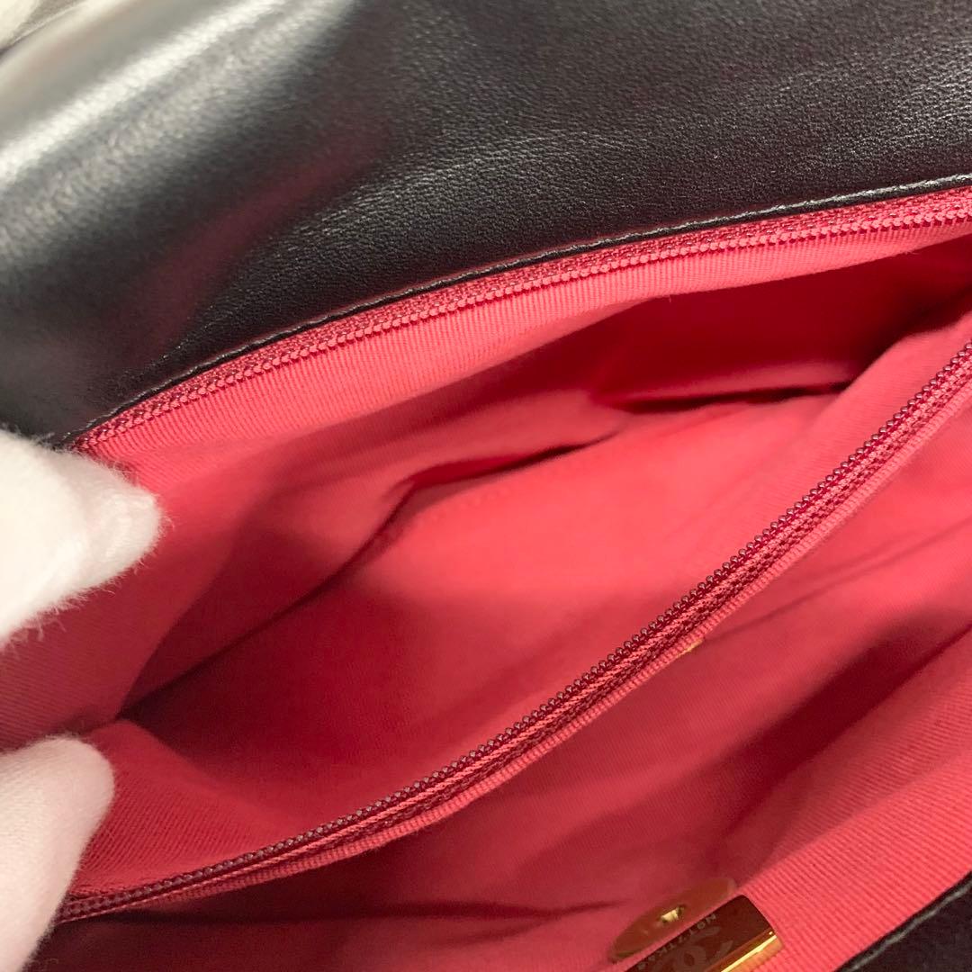 Chanel 19 CC Logo Ta on Rock Chain on Shoulder Bag — view 8