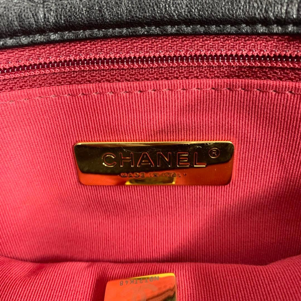 Chanel 19 CC Logo Ta on Rock Chain on Shoulder Bag — view 9