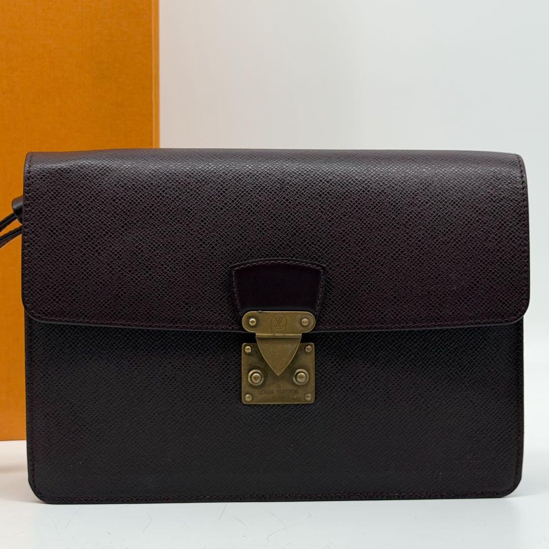 Louis Vuitton Pochette Clado Taiga Acajou Second Bag — view 2
