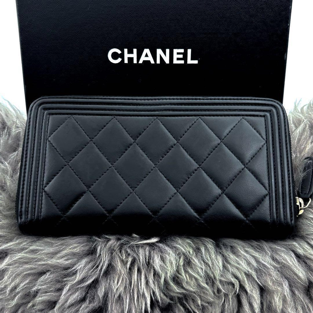 Chanel New Wallet Boy Round — view 2