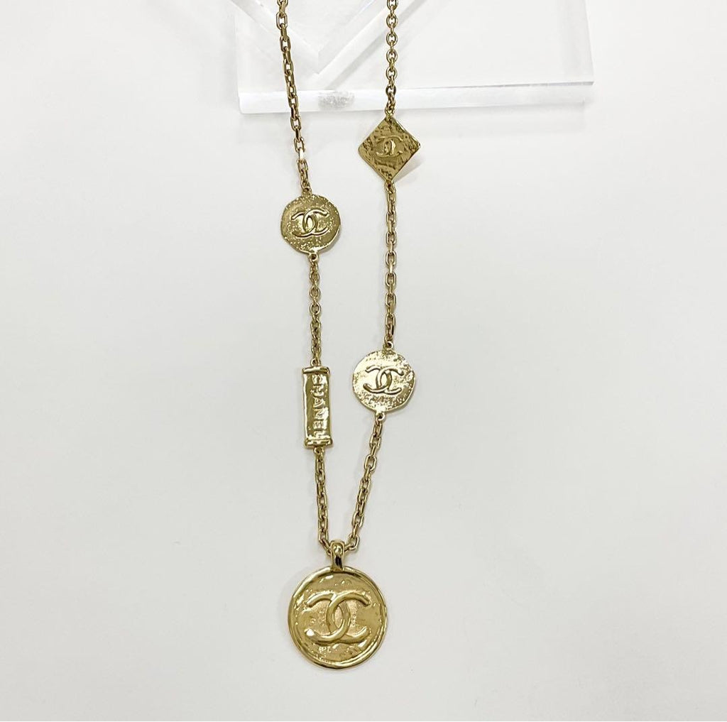 Chanel Necklace CC Logo Plate Gold — view 2