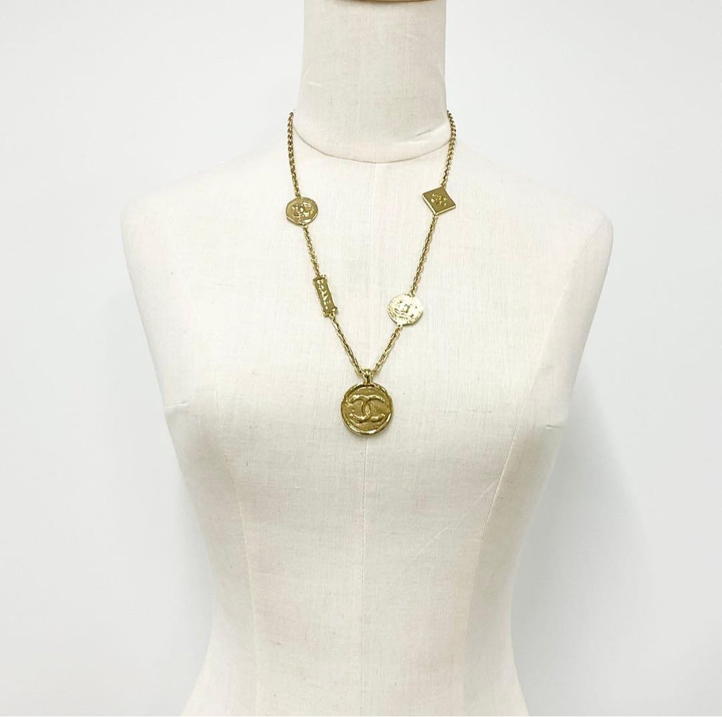 Chanel Necklace CC Logo Plate Gold — view 7