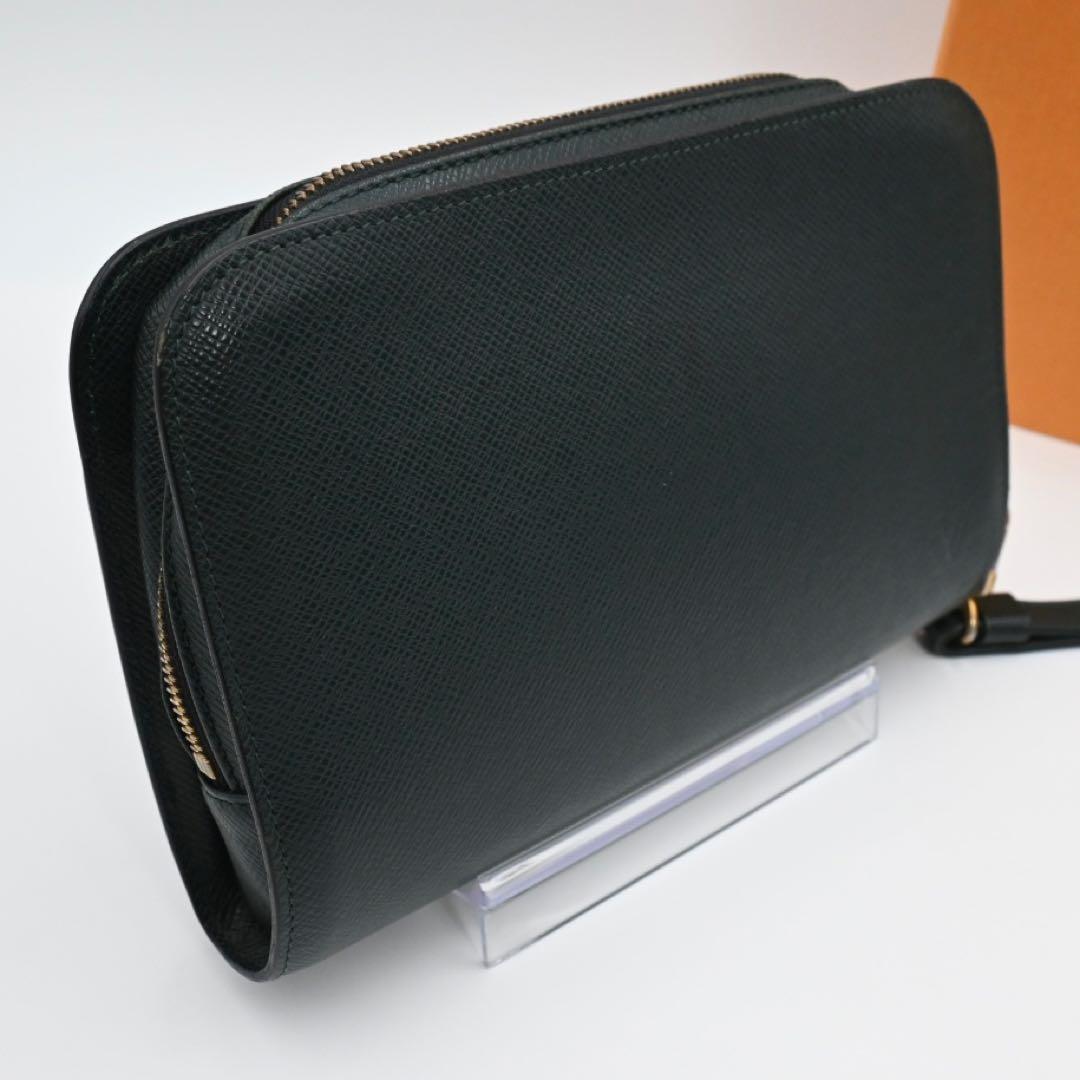Louis Vuitton Taiga Baikal Second Epi Sea Clutch — view 2