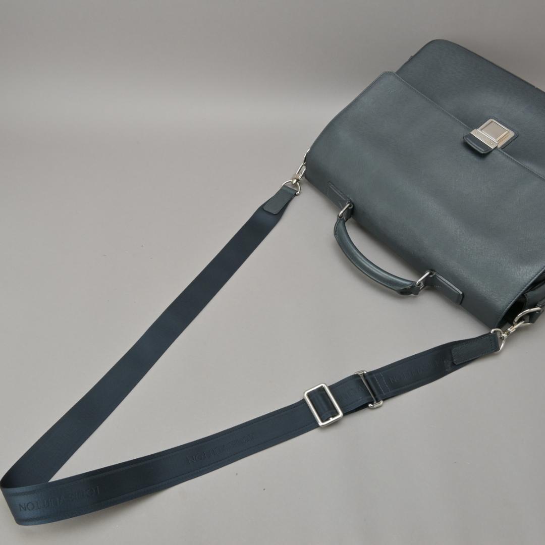 Louis Vuitton Vasili GM 2-Way Business Bag Taiga Leather Navy — view 4