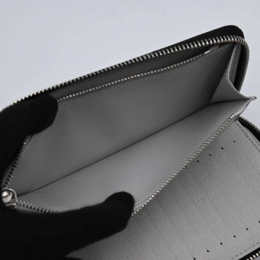 Louis Vuitton Taigarama Vertical Wallet Antarctica — view 5