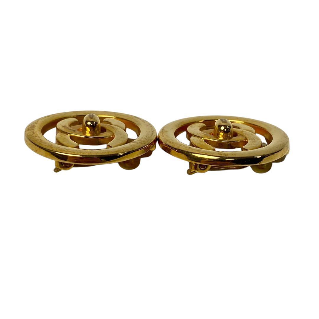 Chanel CC Logo Earrings Gold — view 3