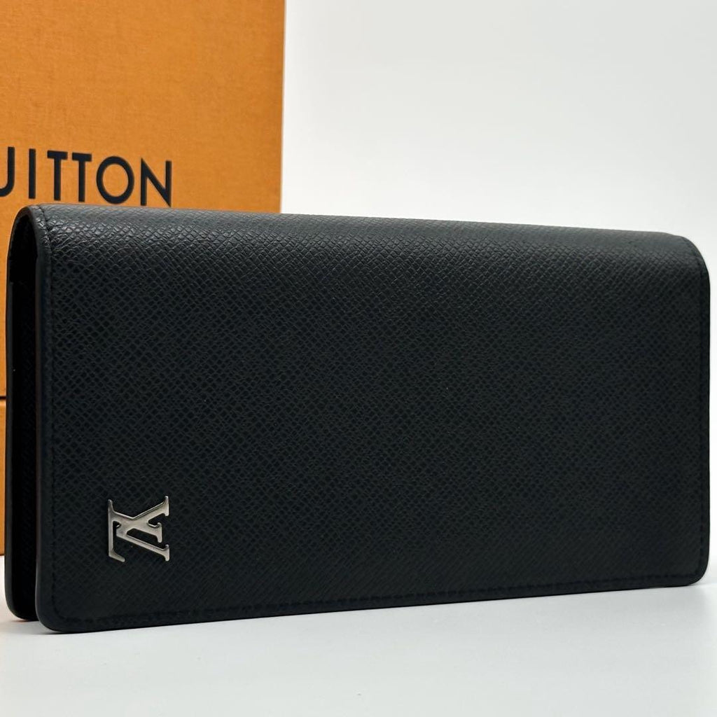 Louis Vuitton Portefeuille Brazza NM Taiga Silver Wallet