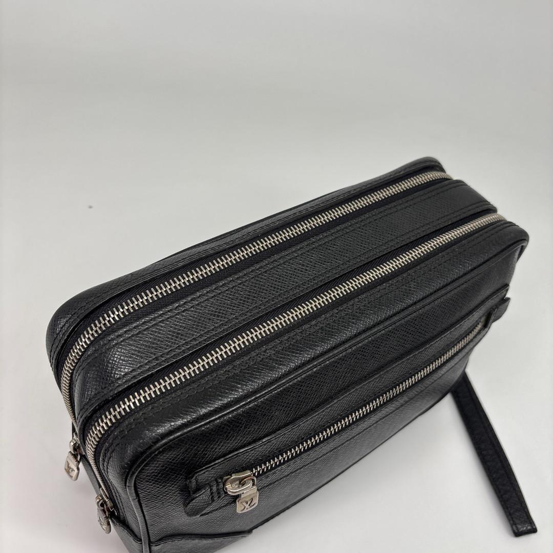 Louis Vuitton Taiga Pavel Second Bag Black — view 6