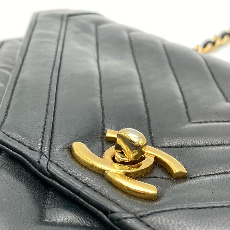 Chanel V-Stitch Flap Shoulder Bag Lambskin Black — view 4