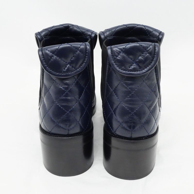 Chanel Quilted Turnlock Side Gore Shorts Navy 38 — view 4