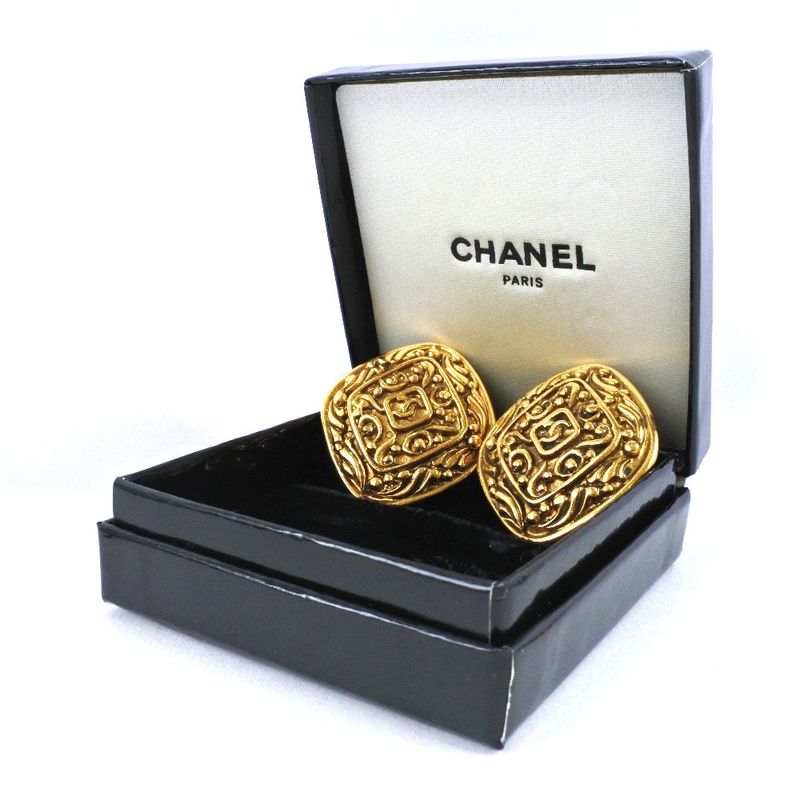 Chanel Coco Mark Rhombus Vintage Gold Plated 30 g Earrings — view 8