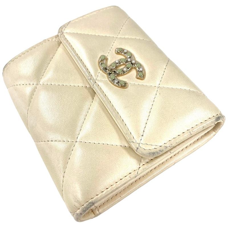 Chanel Quilted Trifold Wallet Lamb Skin Ap2809 White Gold Hardware Coco Pearl — view 2