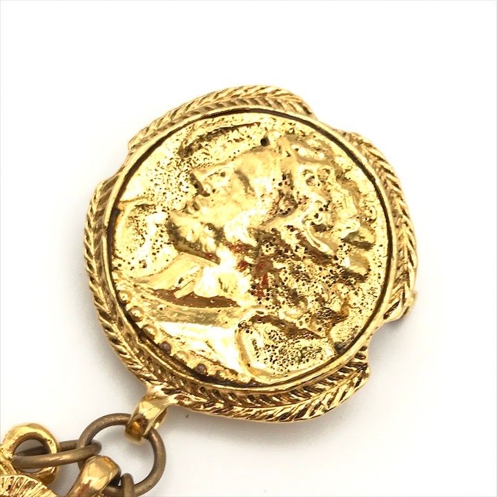 Chanel CC Logo Coin Motif Brooch Gold — view 3