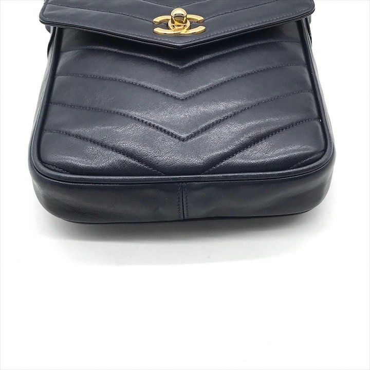 Chanel CC Logo Turnlock Chez Blanc Lambskin Shoulder Bag Navyware — view 3