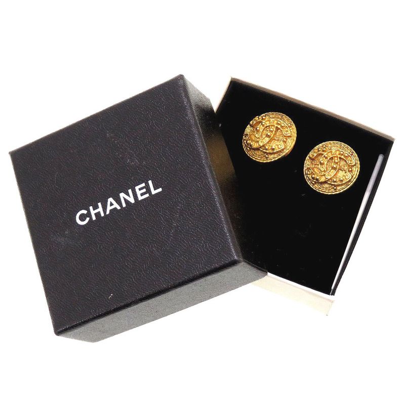 Chanel Coco Mark 04 a Metal Gold Vintage Earrings 0060 — view 3