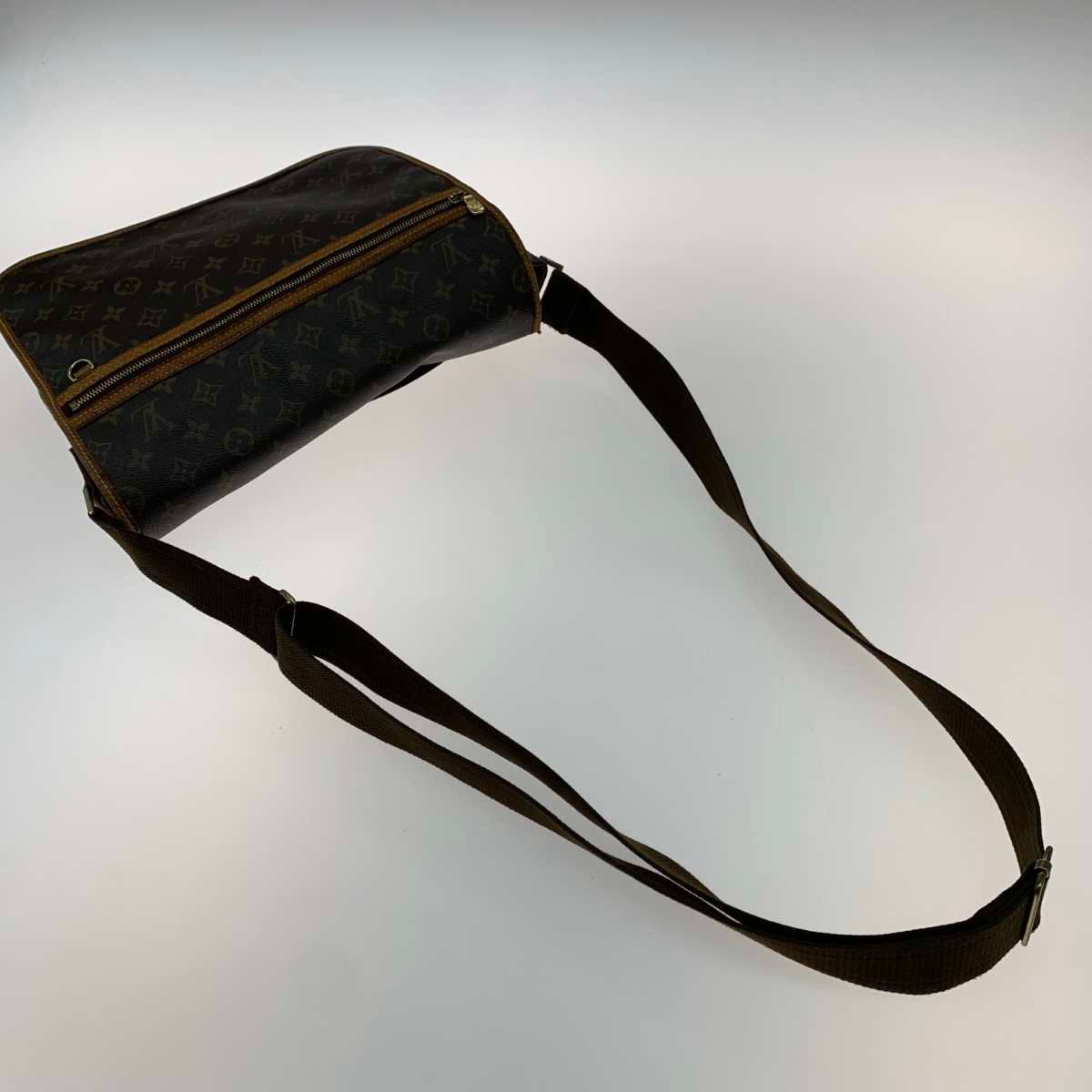 Louis Vuitton Monogram Canvas Messenger Bag — view 9