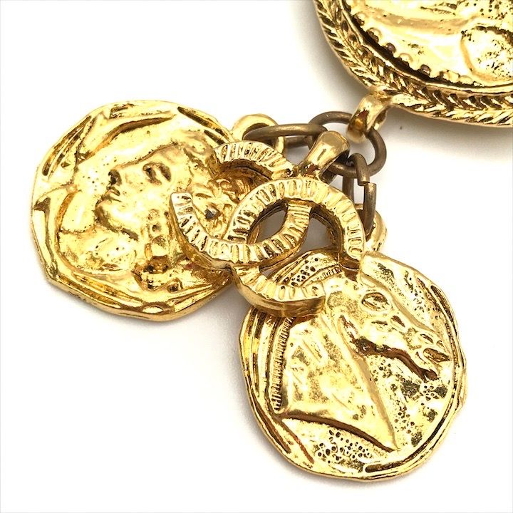 Chanel CC Logo Coin Motif Brooch Gold — view 4