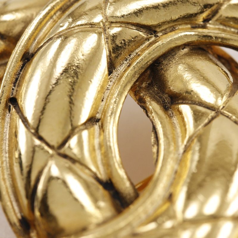 Chanel Coco Mark Quilted Vintage Gold Plated 17.7 g Brooch — view 8