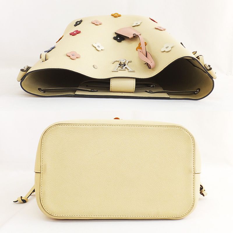 Louis Vuitton Lockme Bucket Flower Shoulder Bag Motif — view 4
